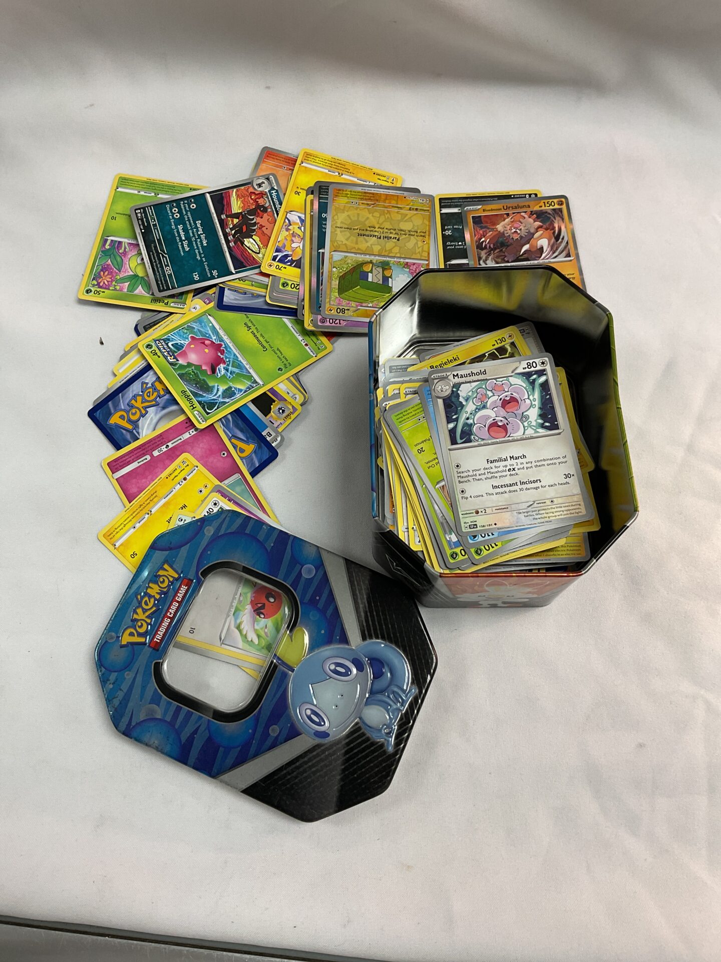 716 Tin of assorted Pokemon cards