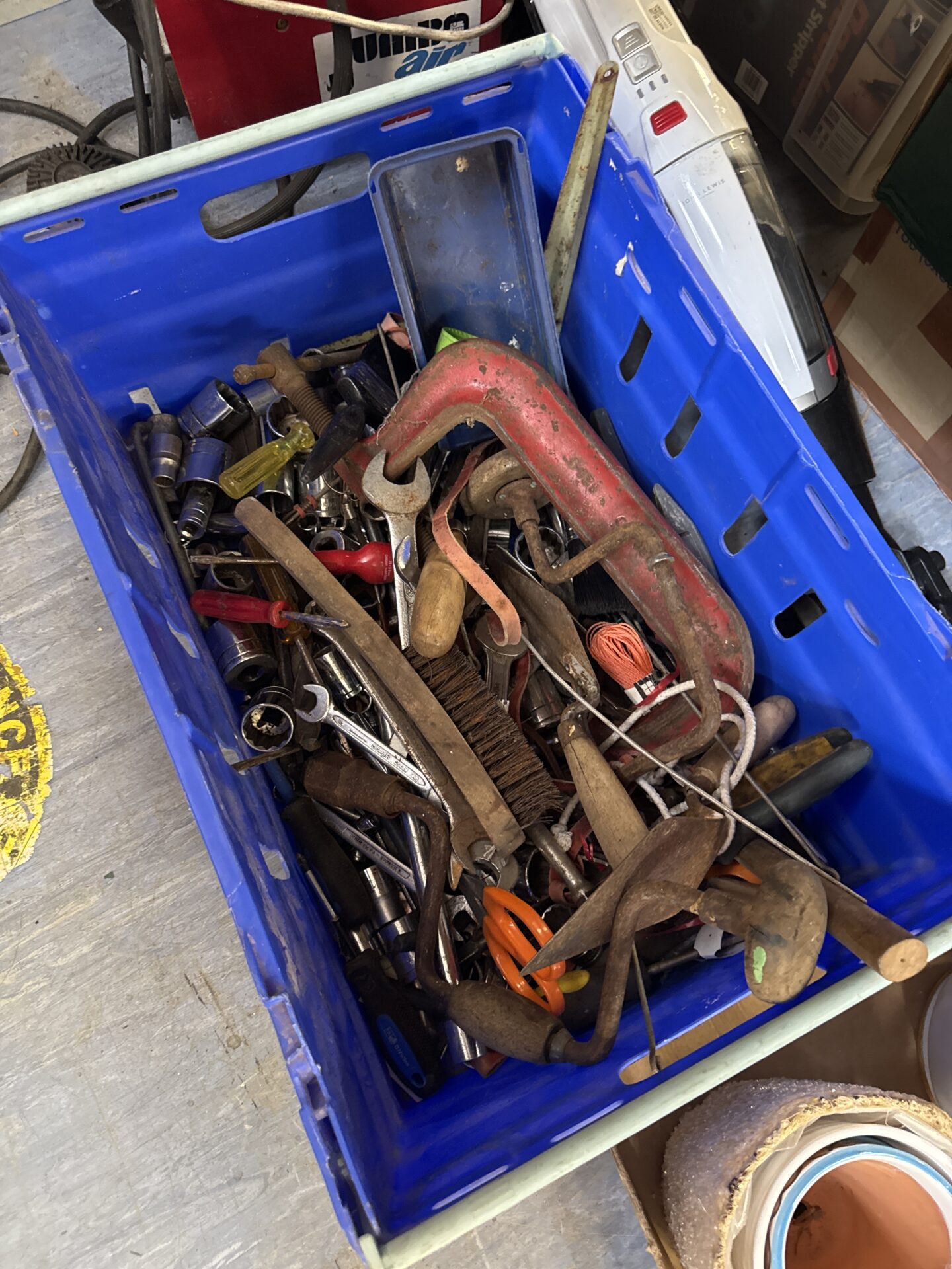 1049 Tray of assorted tools