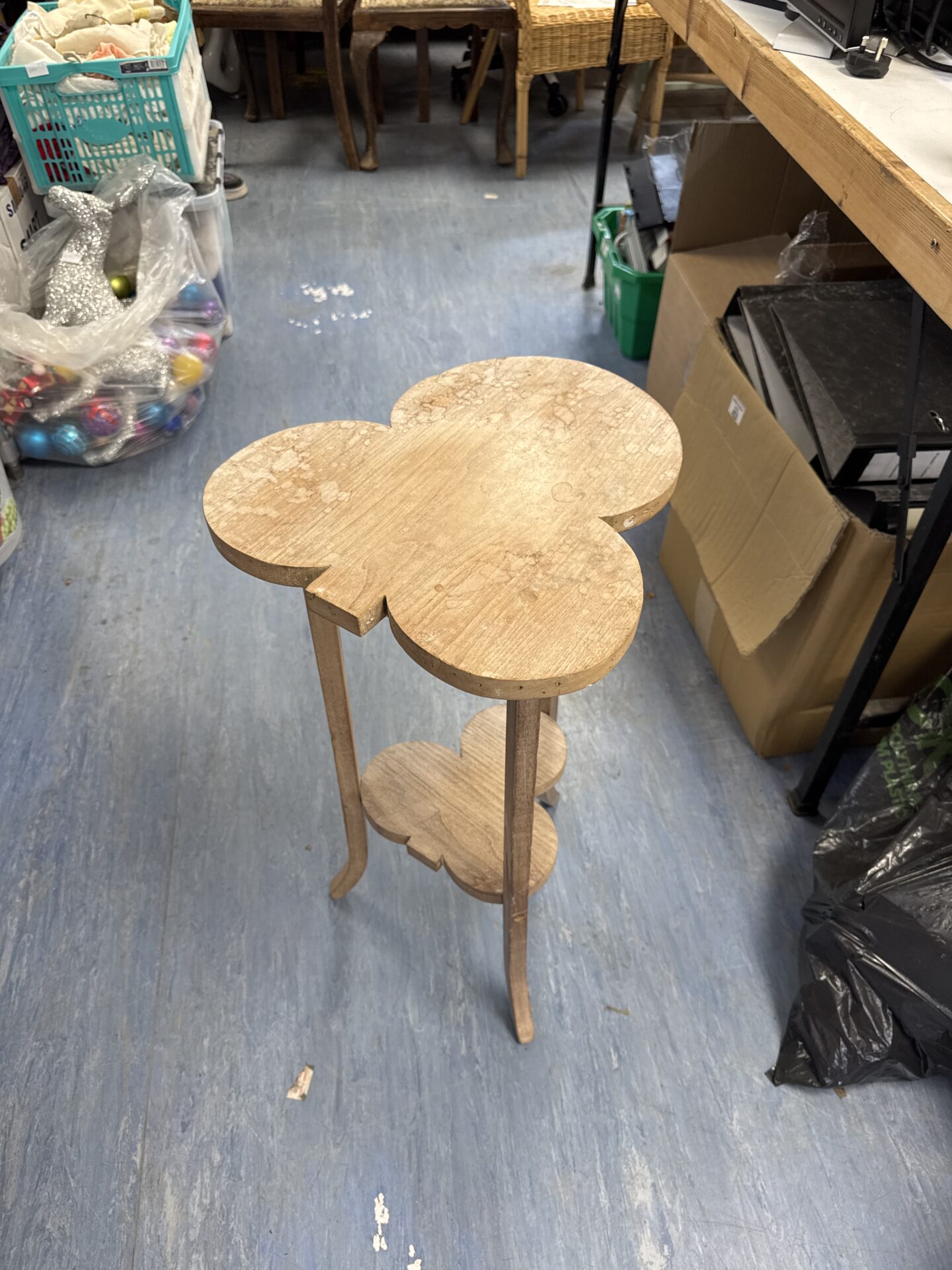 252 Scratch built hand of clubs style pedestal table