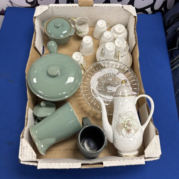 Mixed chinaware lot featuring Denby and Susie Cooper pieces.