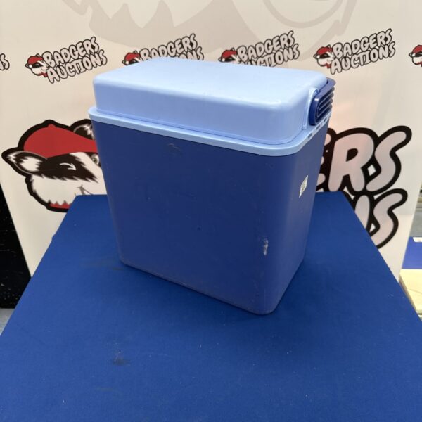 Medium sized cool box for picnics and outdoor use.