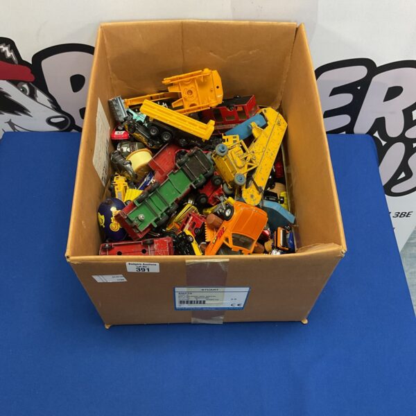 Mixed lot of vintage and modern diecast model cars and vehicles.