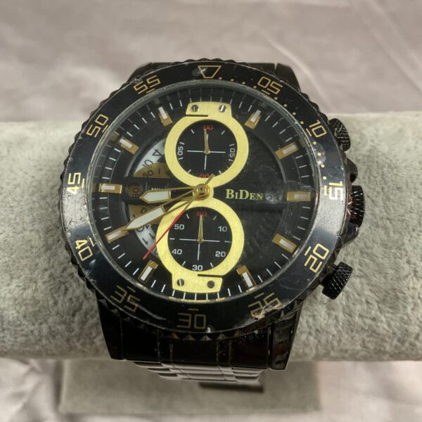 Black dial Biden quartz wristwatch with rotating bezel.