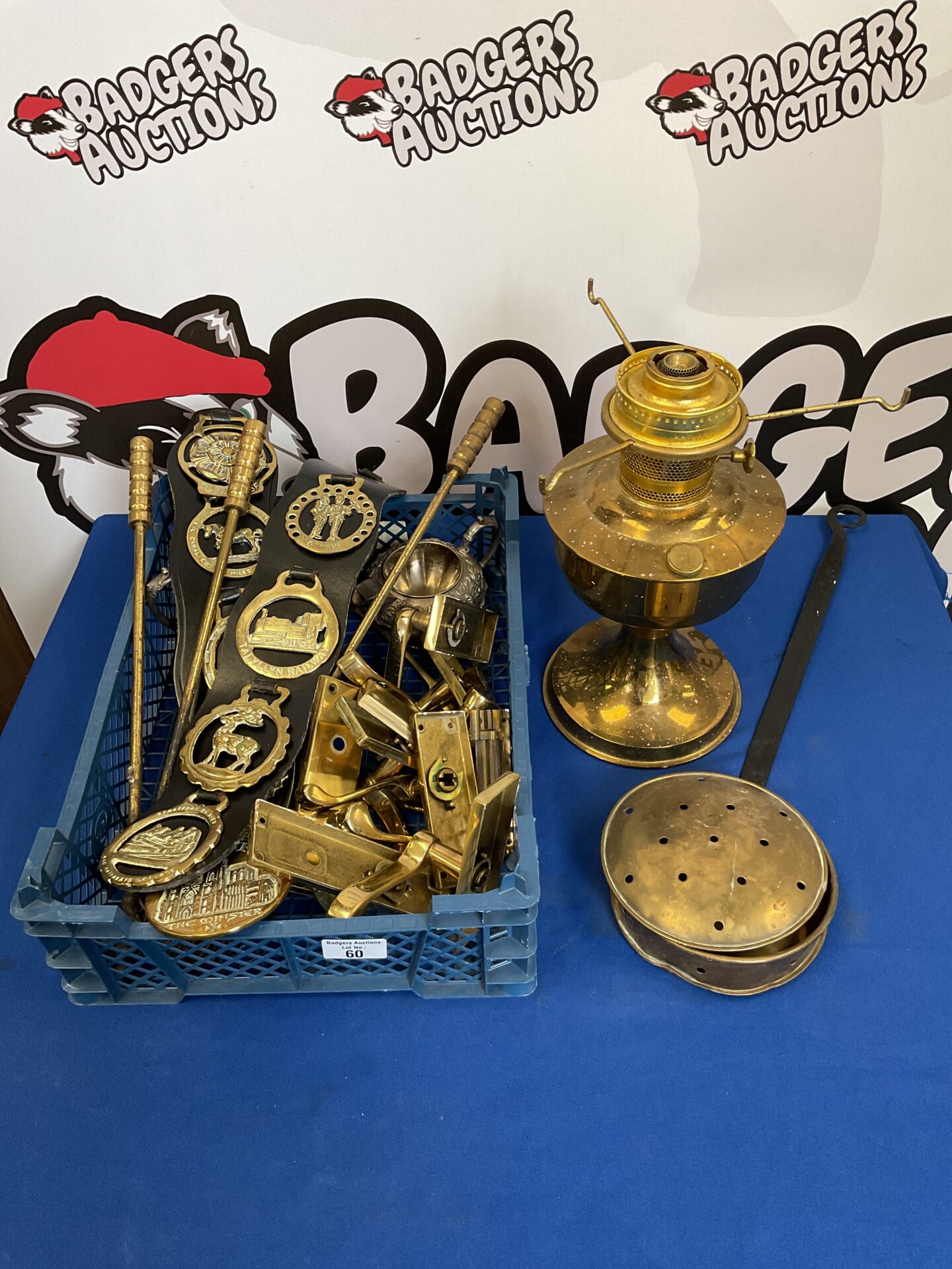 060 Tray of mixed brassware including oil lamp & horse brasses