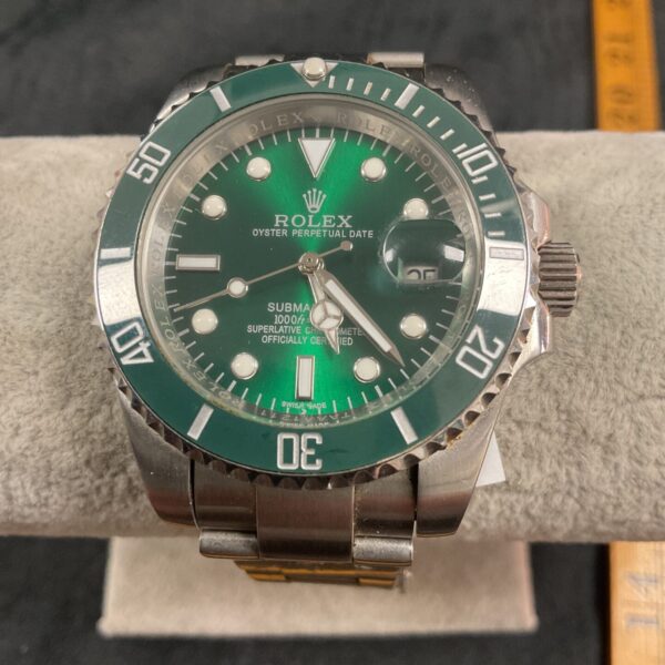 Black dial replica Rolex Submariner watch with rotating bezel.