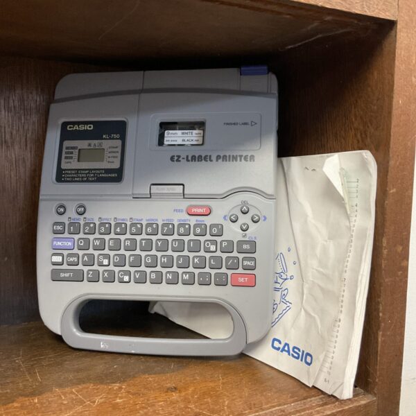 Vintage Casio KL-750 label printer, handheld electronic label maker.
