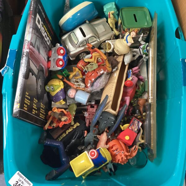 Mixed toy lot with vintage and retro playthings.