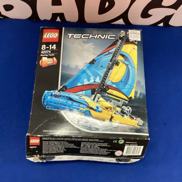 Lego Technic 42074 Yacht building set, detailed view.
