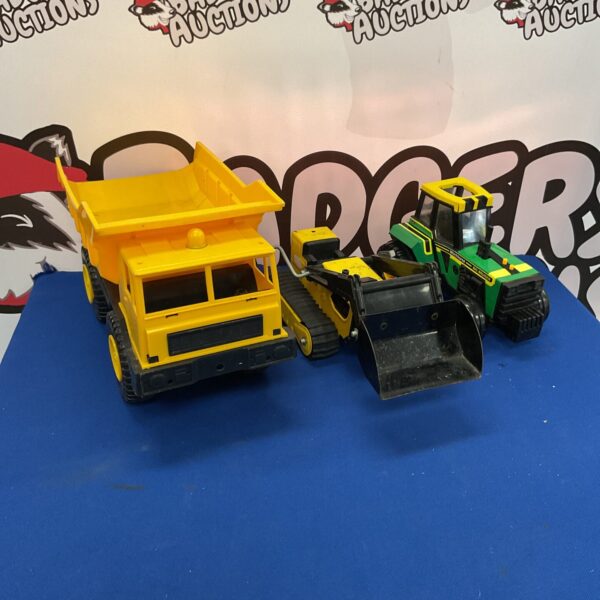 Vintage Tonka dump truck, pressed steel construction toy.