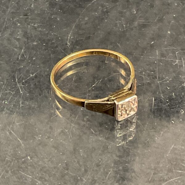 Elegant 18ct gold diamond ring, size N, classic jewellery.