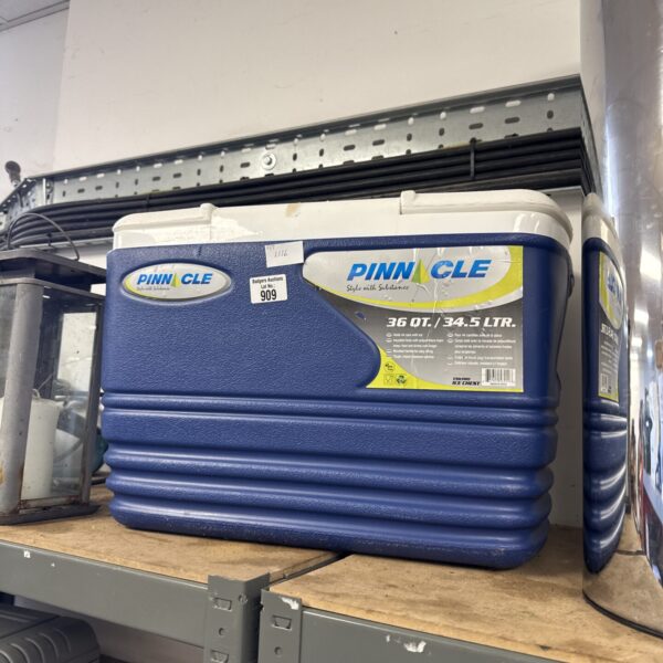 Blue Pinnacle 34.5ltr cool box for picnics and camping.