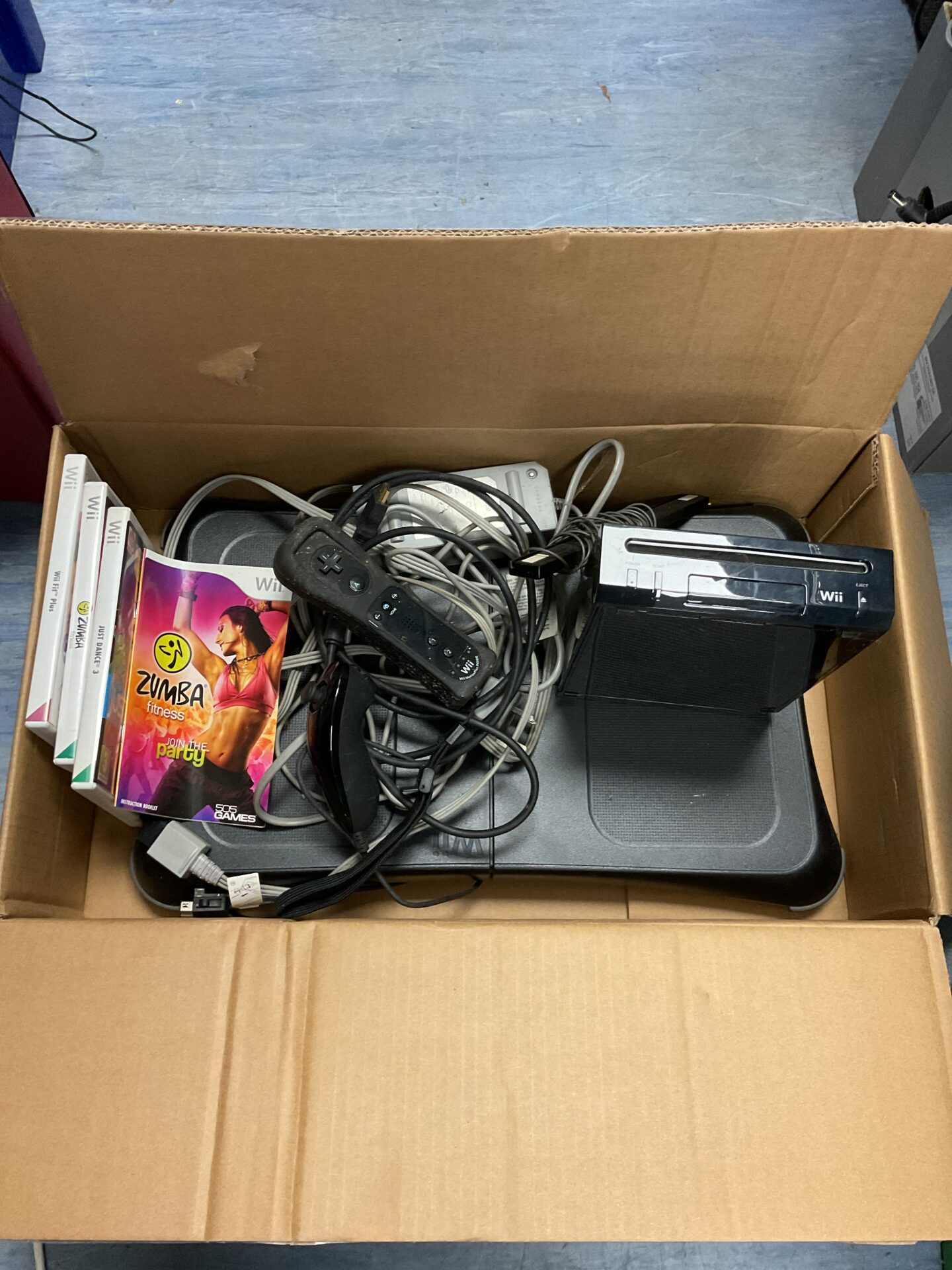 149 Black Nintendo wii console bundle with fit board & games