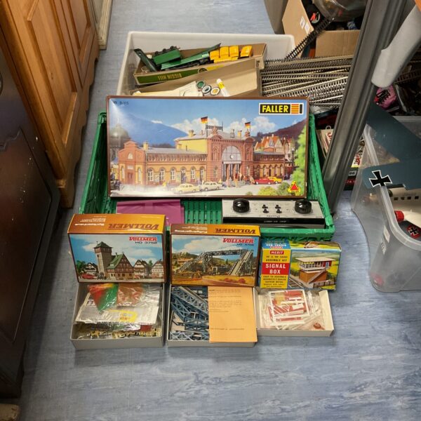 Vintage Vollmer model train lot with boxed kits and tracks.
