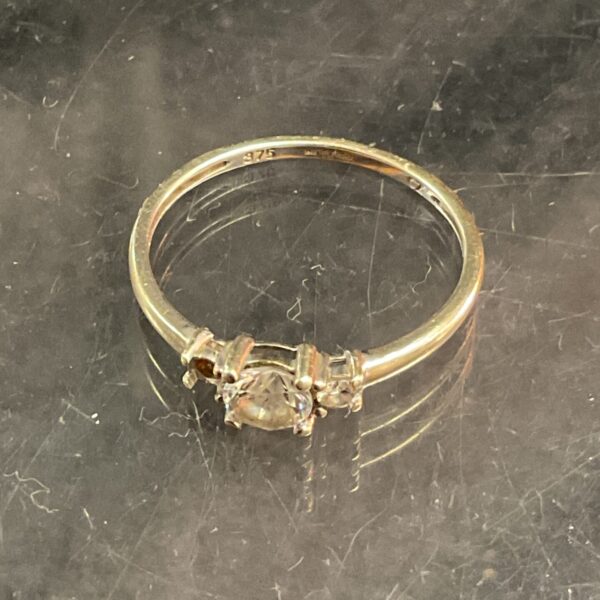 9ct white gold ring with cubic zirconia stones, size Q.