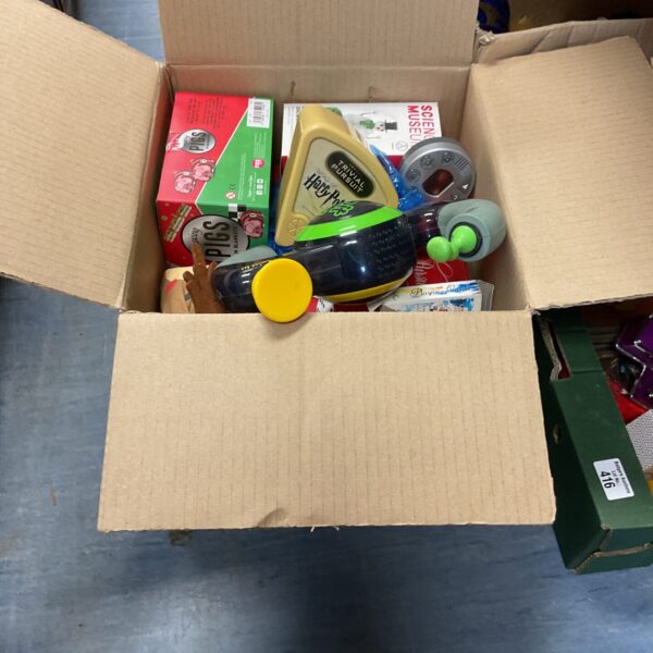 Mixed lot of vintage and modern toys and games for collectors.