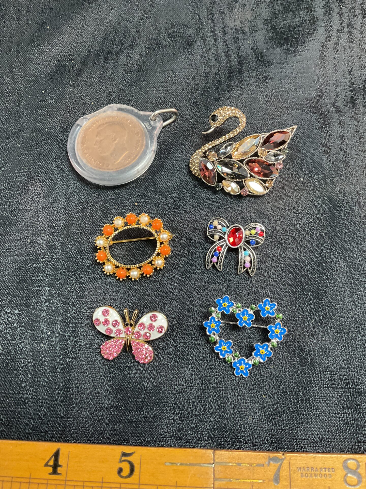 846 Five costume jewellery brooches and penny pendant