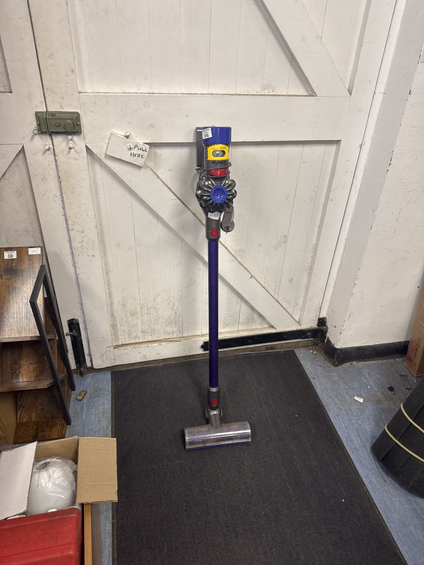 916 Dyson cordless hoover with charger – powers on