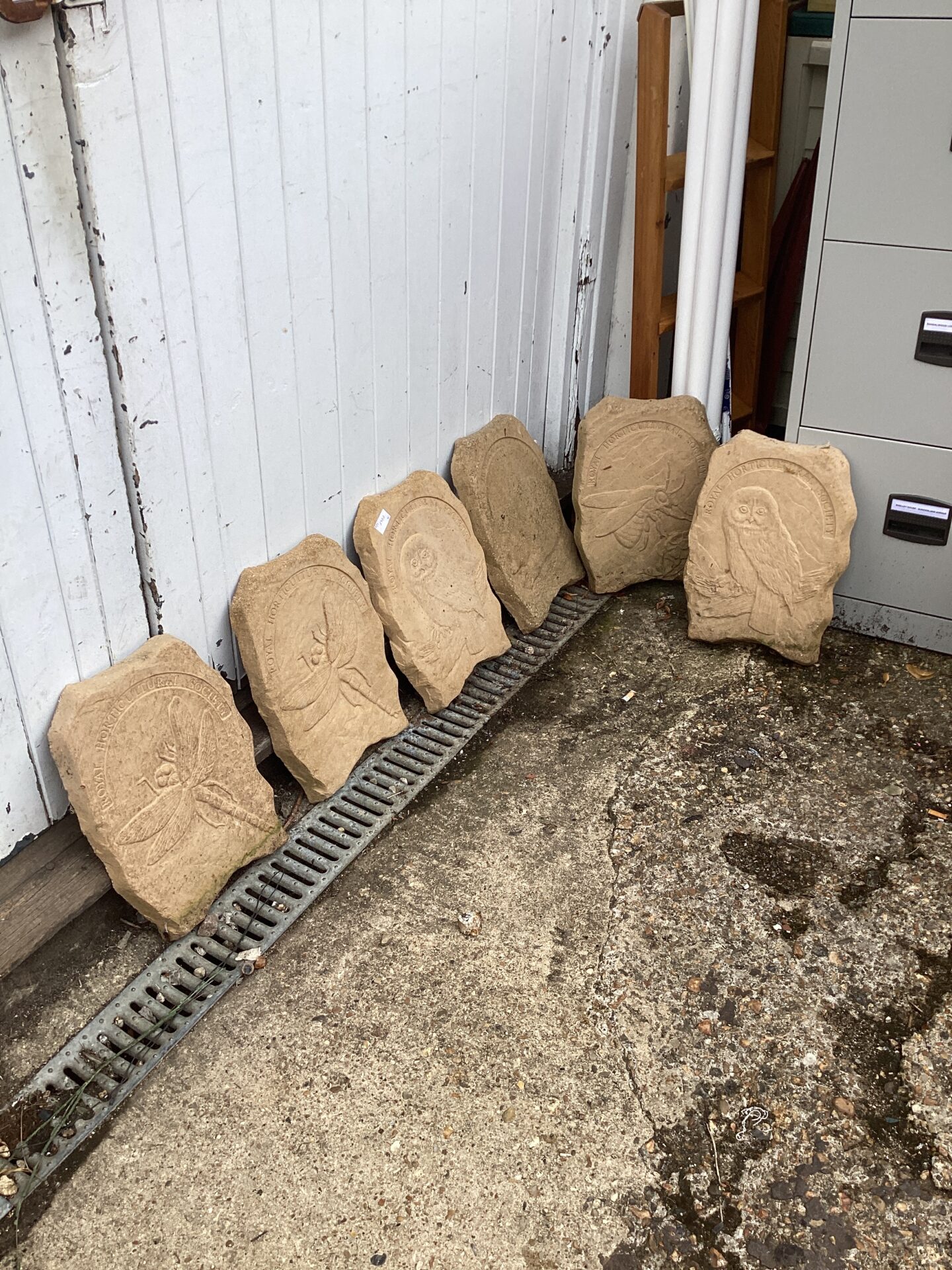 1132 Six Stone Effect Animal plaques