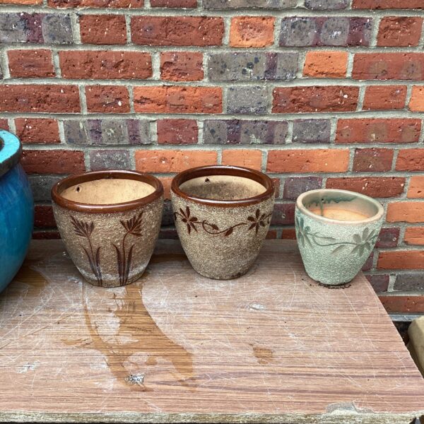 Lot of three decorative terracotta garden pots for outdoor use.