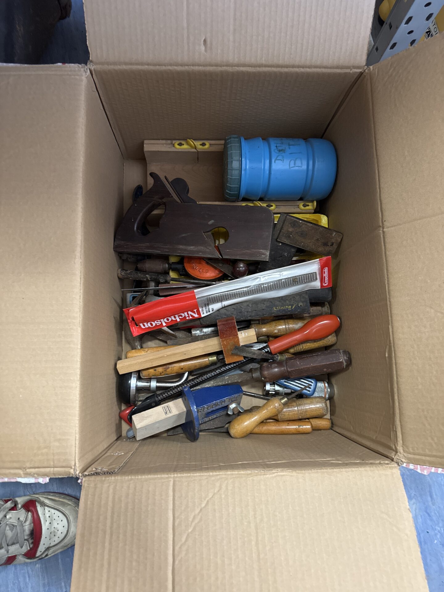 981 Box of mixed tools inc chisels & files