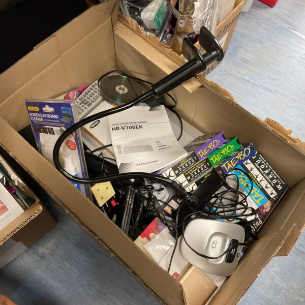 Mixed electrical lot with JVC hi-fi system and audio accessories.