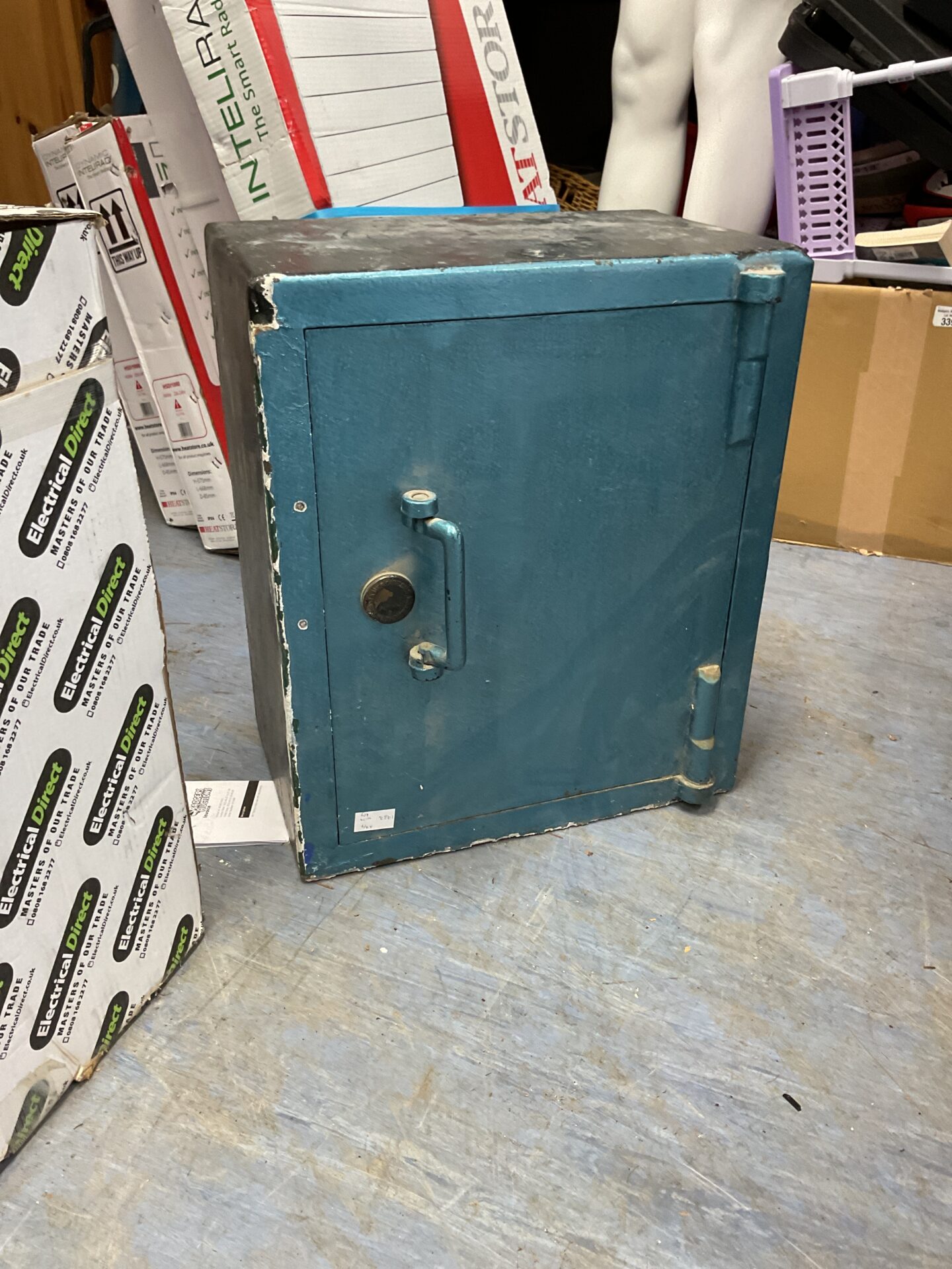 1184 James gibbons Metal safe with key