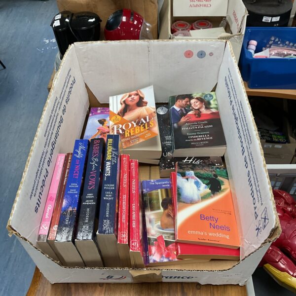 Mixed lot of vintage Mills & Boon paperback romance novels.