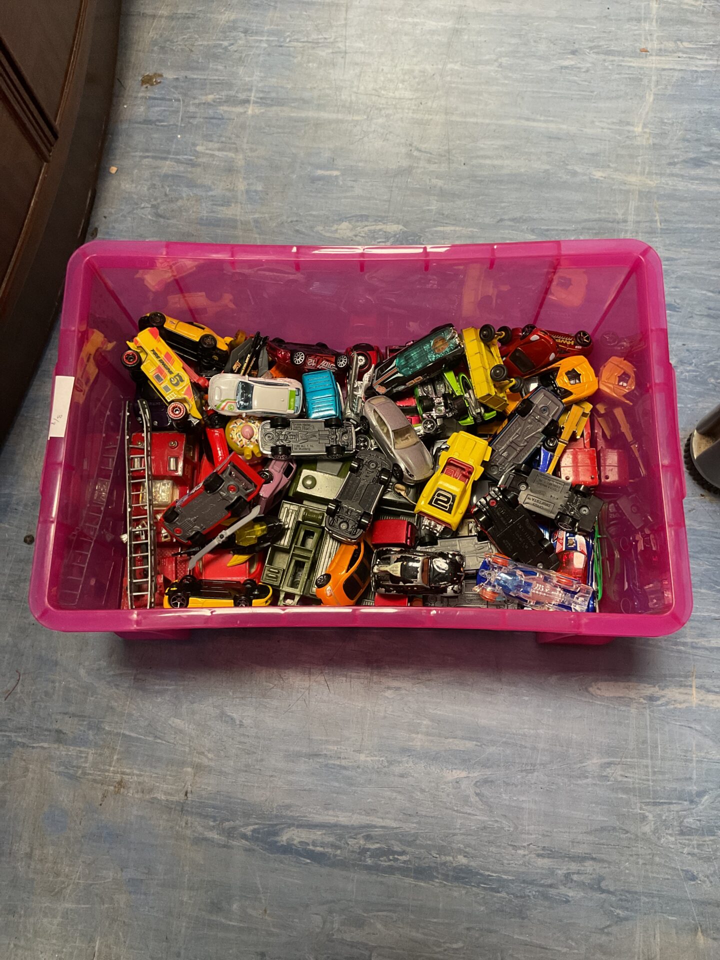 385 Box of mixed diecast models inc hotwheels and matchbox