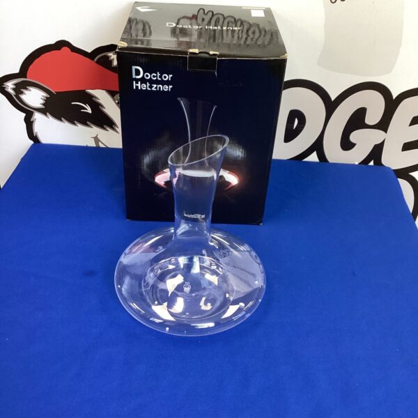 Clear acrylic Doctor Hetzner wine aerator for improved flavour.