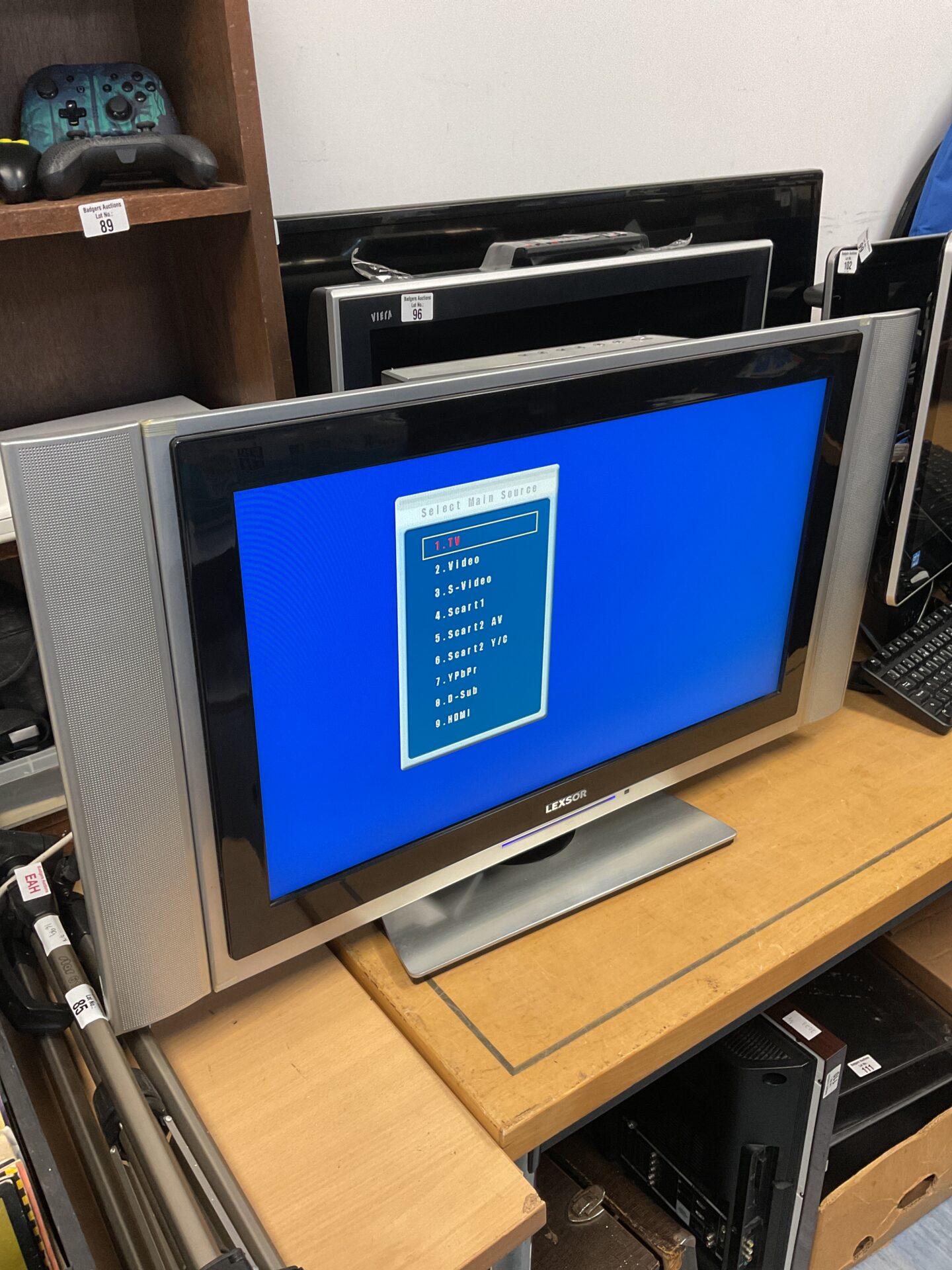 095 Lexor 27” hd lcd tv working with remote