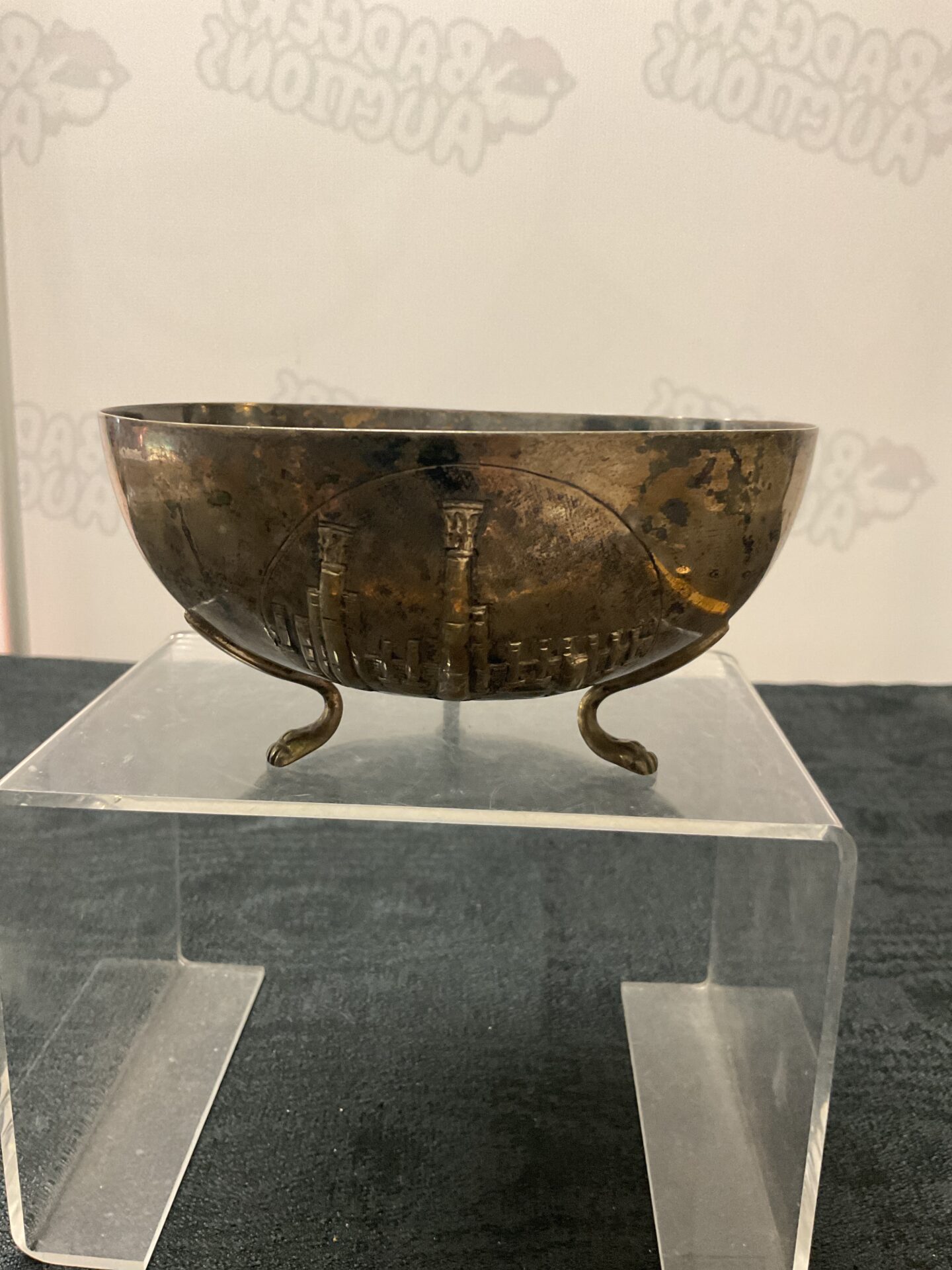 873 800 silver relief decorated three footed bowl 138g