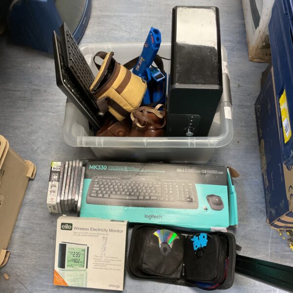 Mixed lot of electronics including keyboard and audio system.