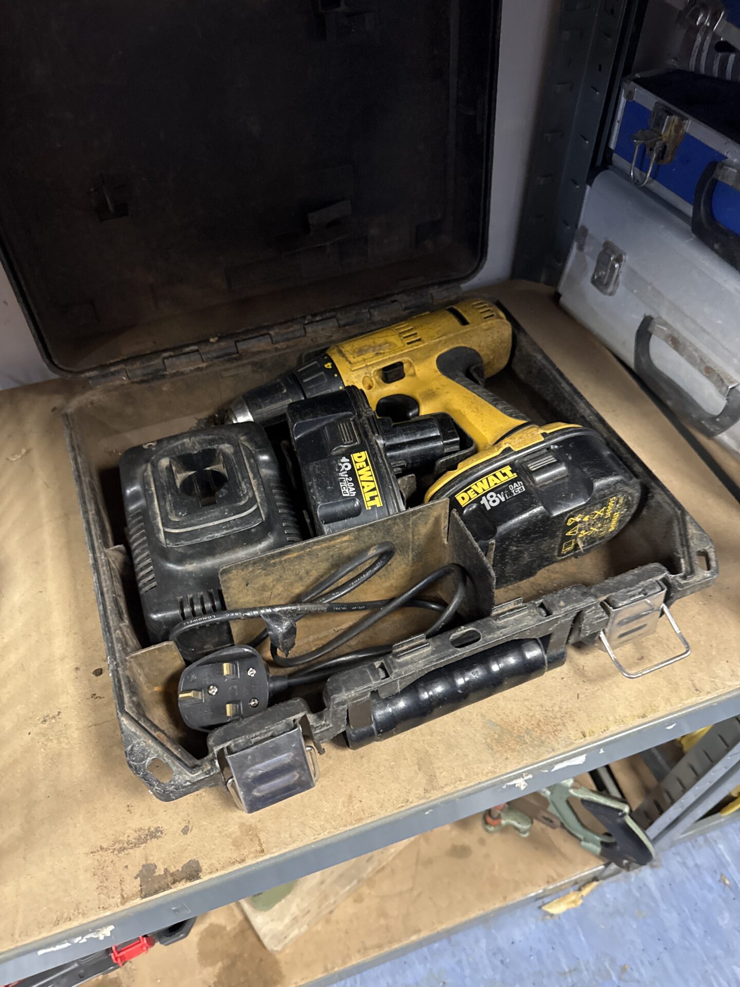 1025 Dewalt de9095 cordless with two batteries & charger – untested, flat batteries