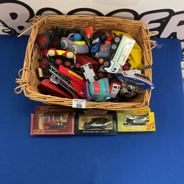Mixed lot of vintage and modern diecast model cars.
