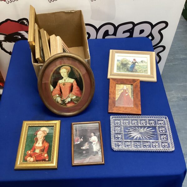 Assorted vintage picture frames in a mixed lot, gold tones.