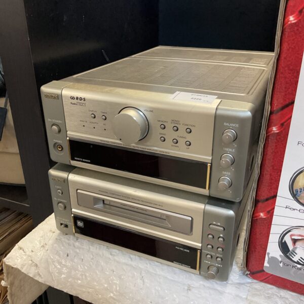 Denon DMD-M10 minidisc player and UDRA-M10 amplifier system.