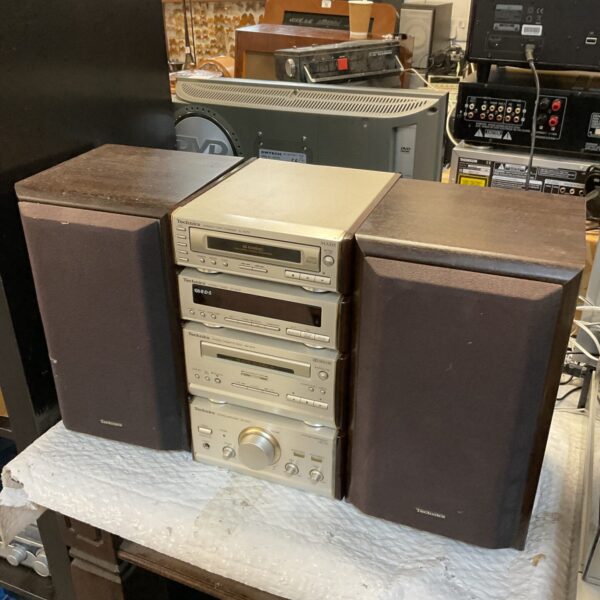 Vintage Technics HD70 micro HiFi system with speakers and receiver.