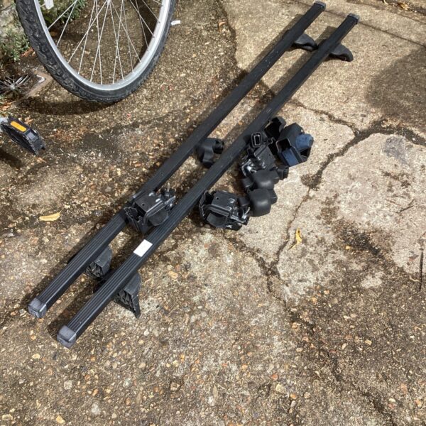 Halfords car roof bars with locks for secure vehicle transport.