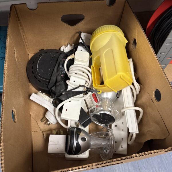 Mixed lot of electrical extension leads and portable work lights.