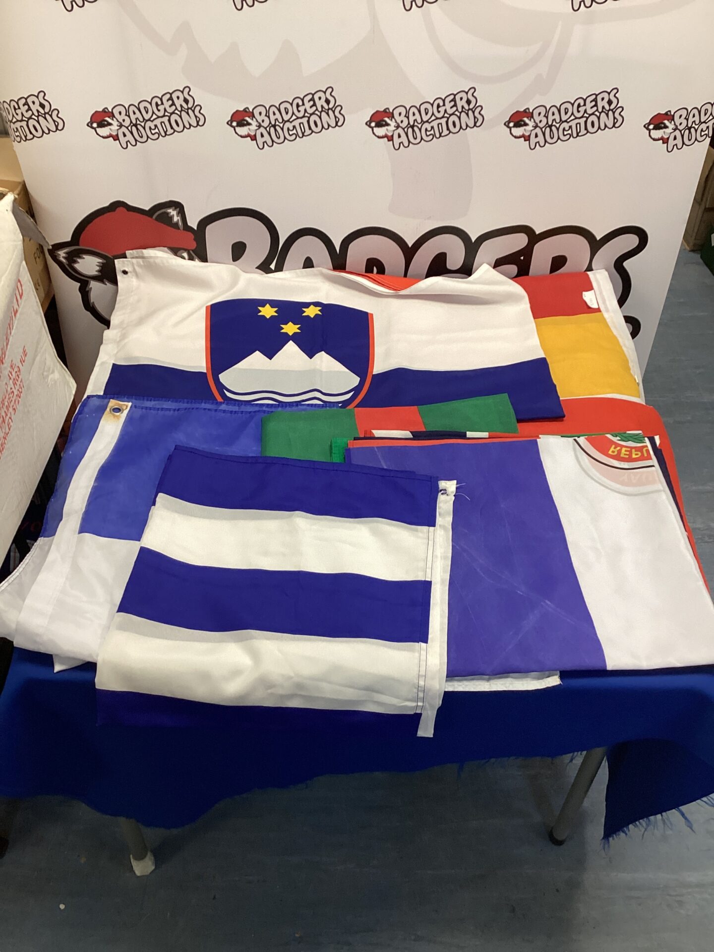 522 Quantity of flags from around the world