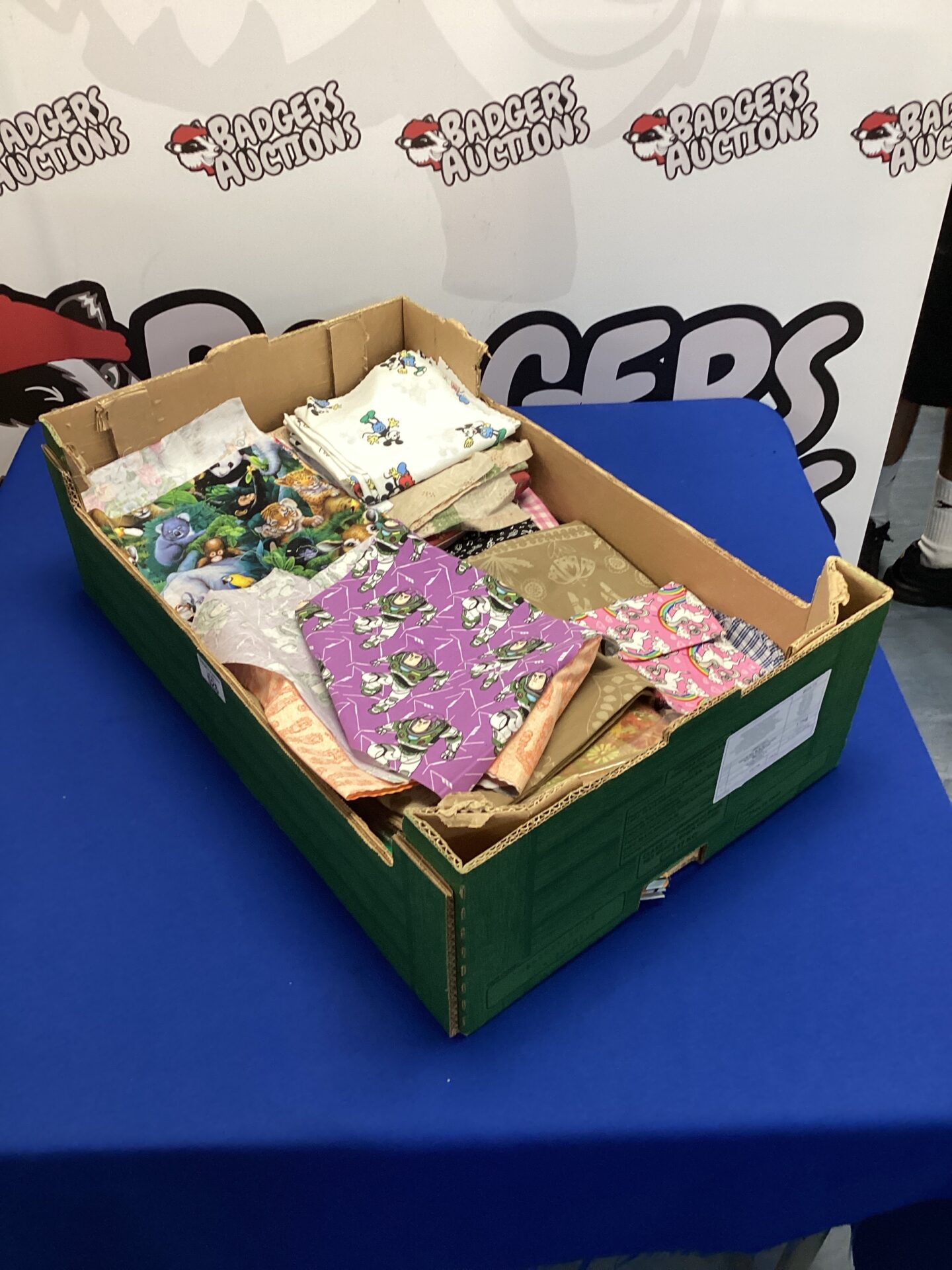 526 Box of upholsters off cuts of mixed fabrics