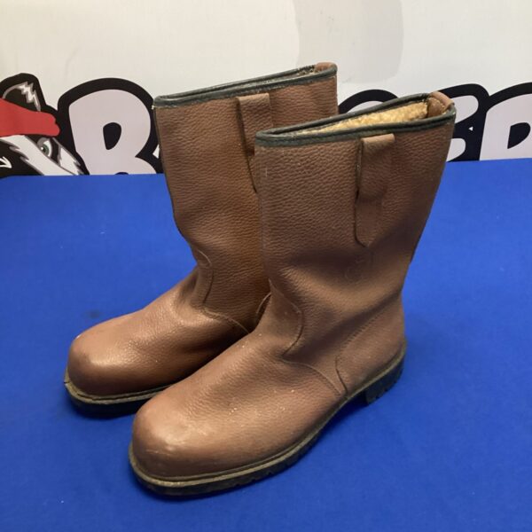 Brown size 6 safety boots with fleece lining for work.