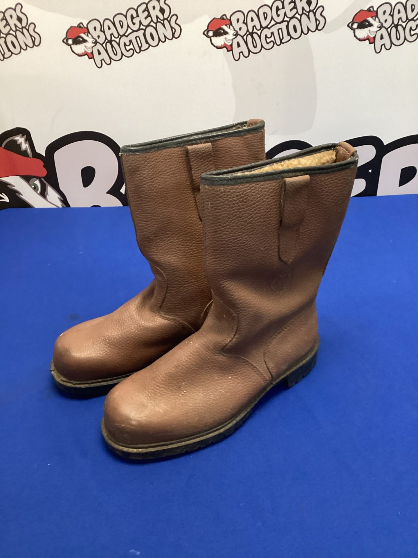 533 Pair of size 6 fleece lined safety boots