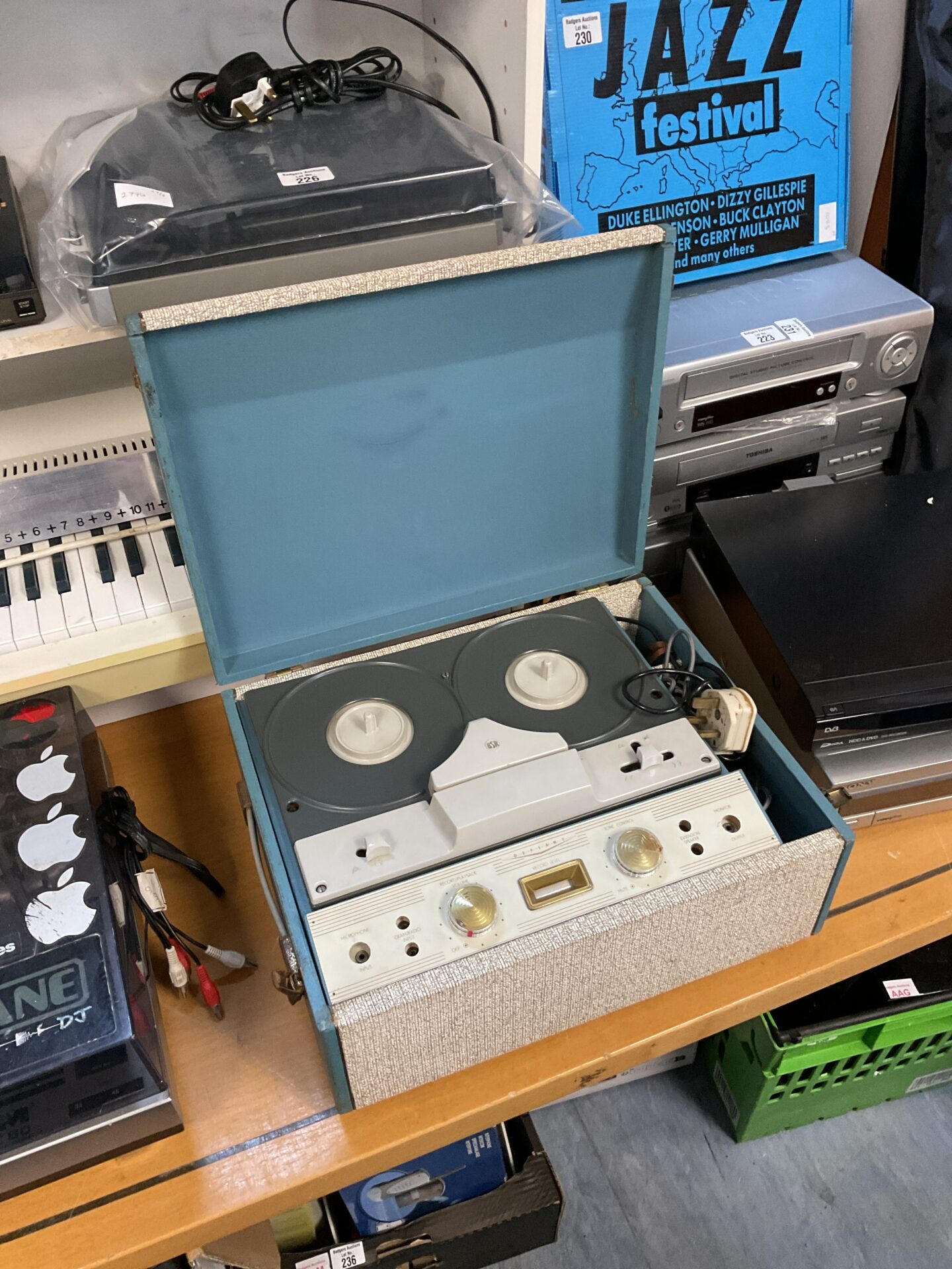 229 Defiant reel 2 reel tape recorder