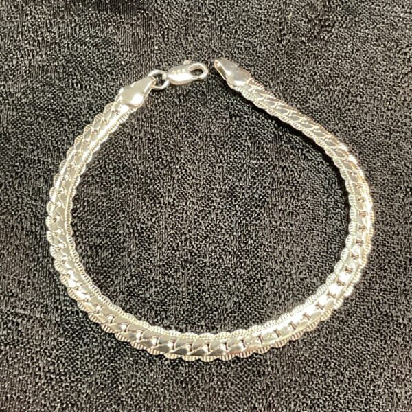 Close-up of a 925 silver curb chain bracelet.