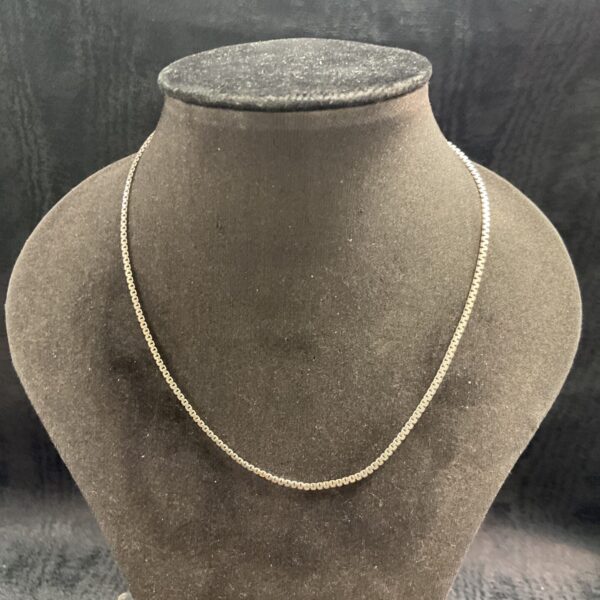Delicate 925 silver necklace with a fine chain design.