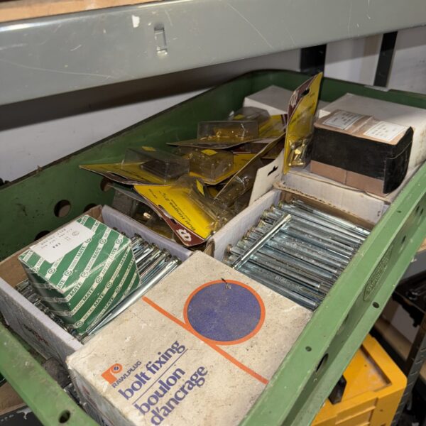 Assorted hinges and metal fixings in a mixed lot for DIY projects.
