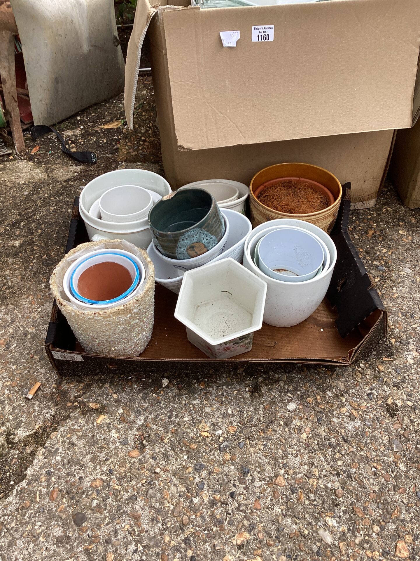 1086 Box of garden pots