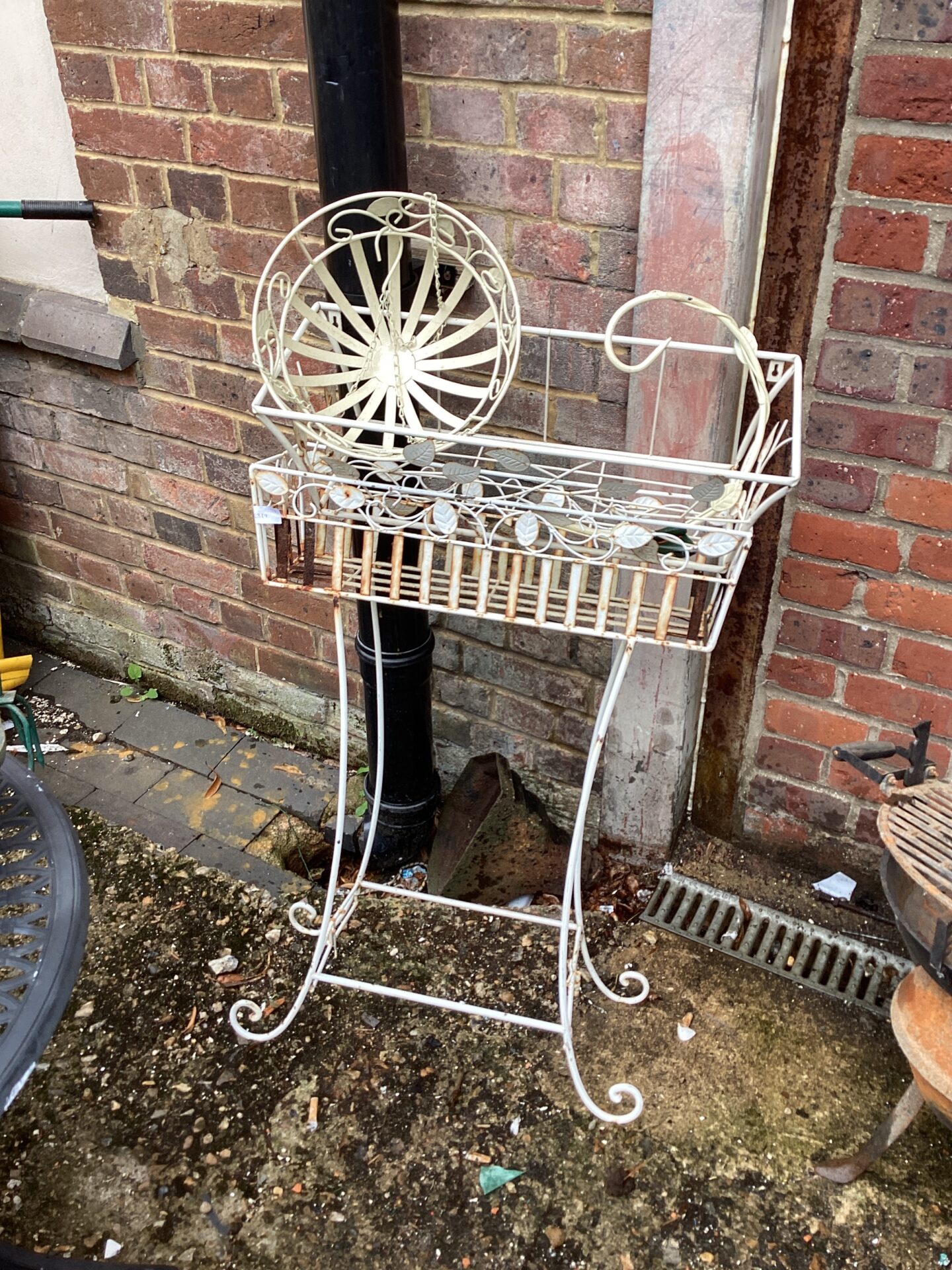 1175 White metal flower trough with hanging basket