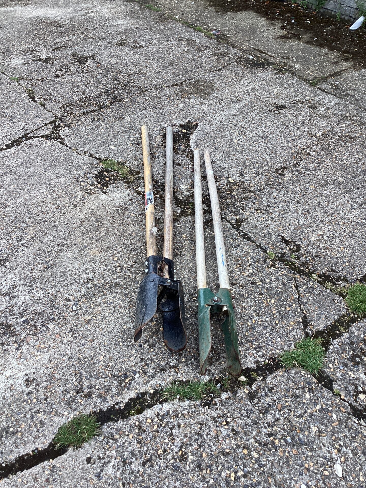 1186 Two hole digging spades